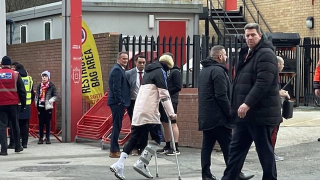 Garnacho se retiro con muletas del estadio este domingo (Foto: Twitter @SimonPeach).
