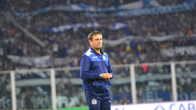 Ángel Guillermo Hoyos, DT de Talleres, en el partido ante Newell's por la Copa de la Liga Argentina.
