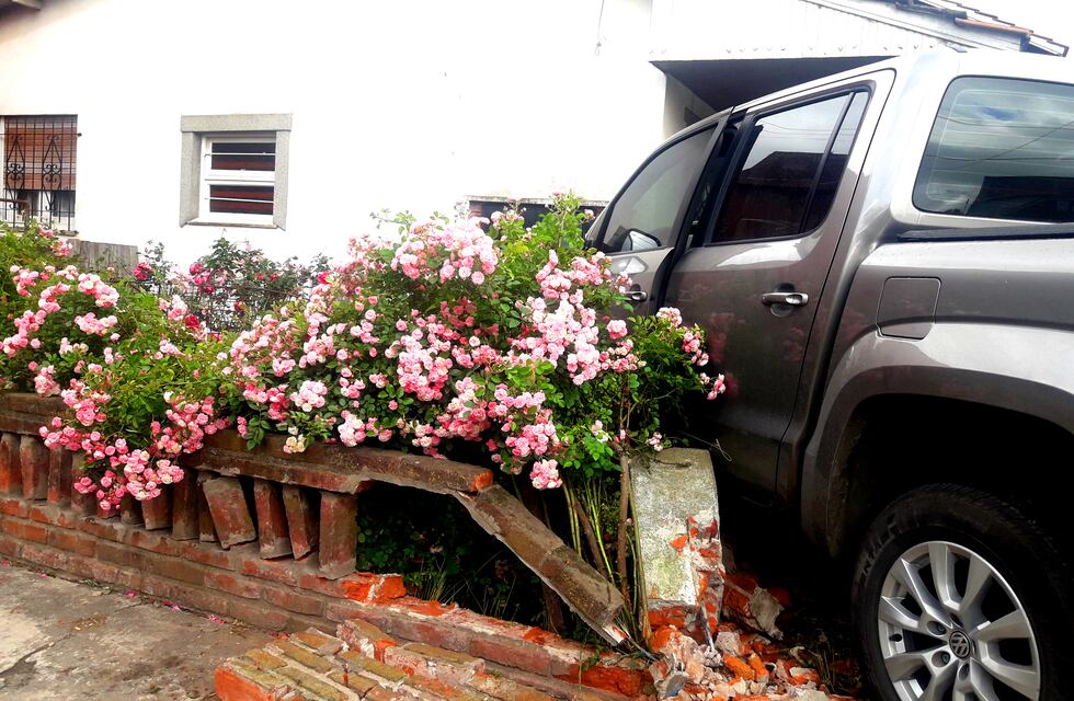 Violento choque en Génova y Friuli: una camioneta terminó dentro de una casa