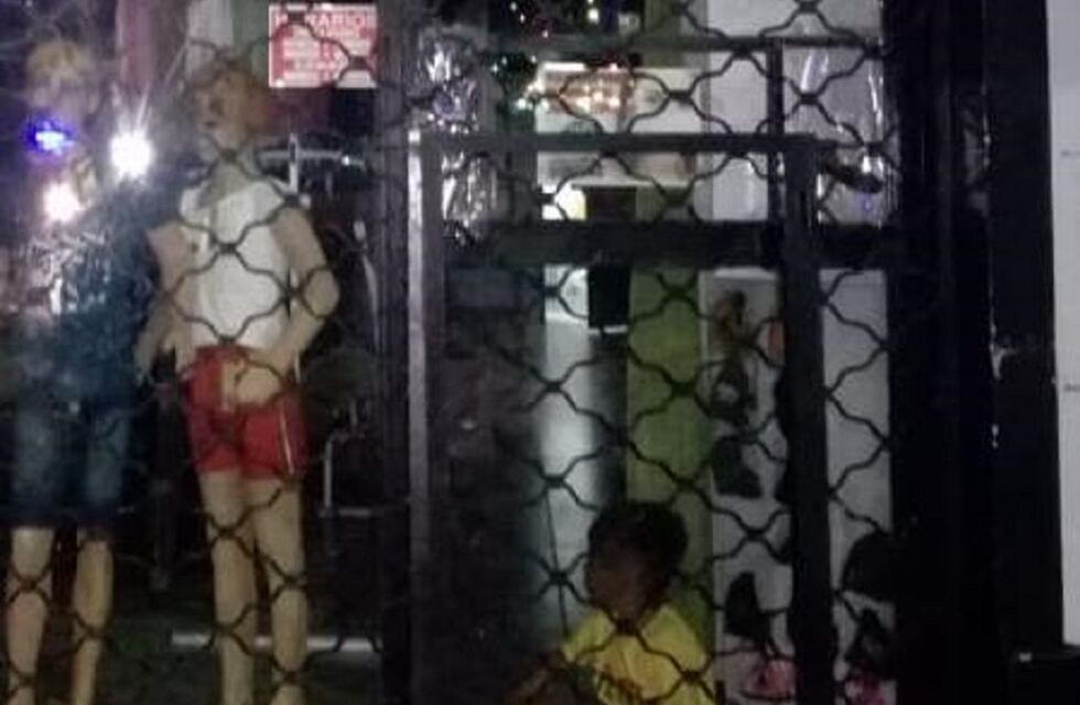 Encerraron a su hijo de tres años en un local y se fueron de festejo