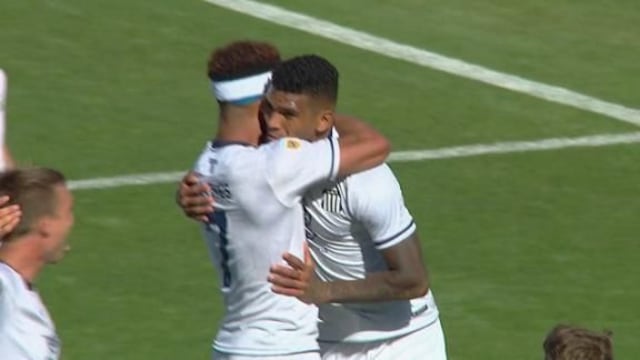 Abrazo colombiano: Diego Valoyes abraza a Rafael Pérez, autor del 1-0 parcial de Talleres en el triunfo 2-0 sobre Godoy Cruz, en Mendoza, por la Liga Profesional. (Captura de TV)