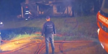 Dos incendios dejaron a tres familias sin vivienda en Gobernador Roca y Dos de Mayo.