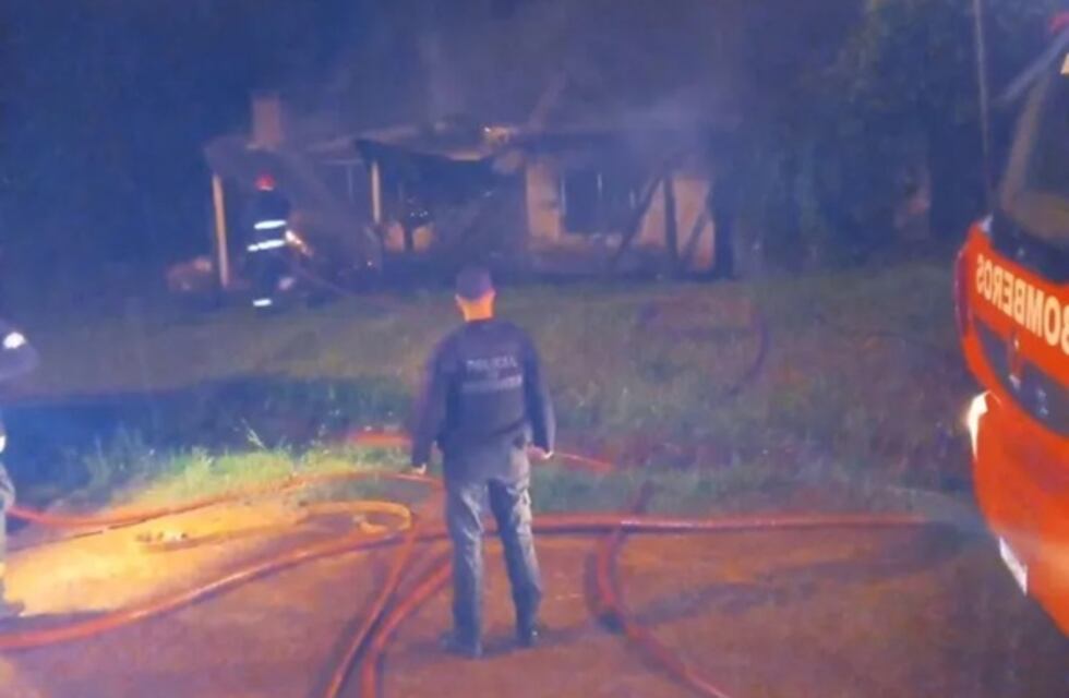 Dos incendios dejaron a tres familias sin vivienda en Gobernador Roca y Dos de Mayo