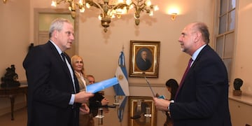 El ministro de Educación, Jaime Perczyk firmó el acuerdo con el gobernador Omar Perotti.