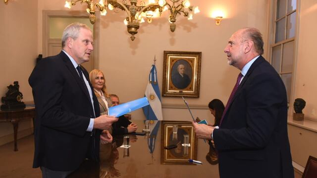 El ministro de Educación, Jaime Perczyk firmó el acuerdo con el gobernador Omar Perotti.