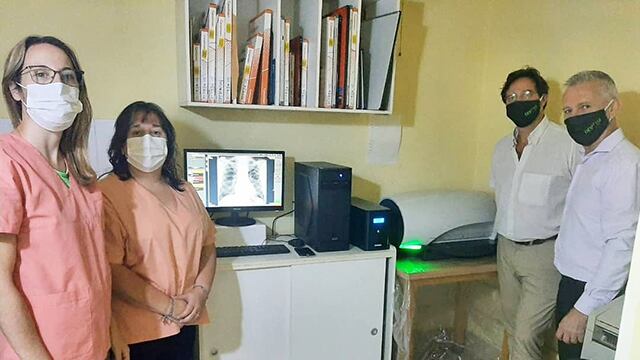 El intendente y secretario de salud junto a las radiólogas presentaron a la comunidad el nuevo equipo (Foto: Devotodigital)