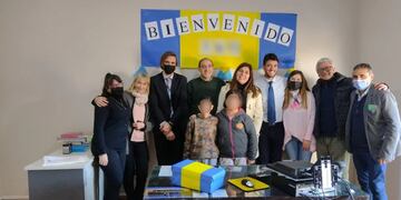 El juez Mazuqui adornó su juzgado para comunicarle al niño de 11 años su adopción plena.