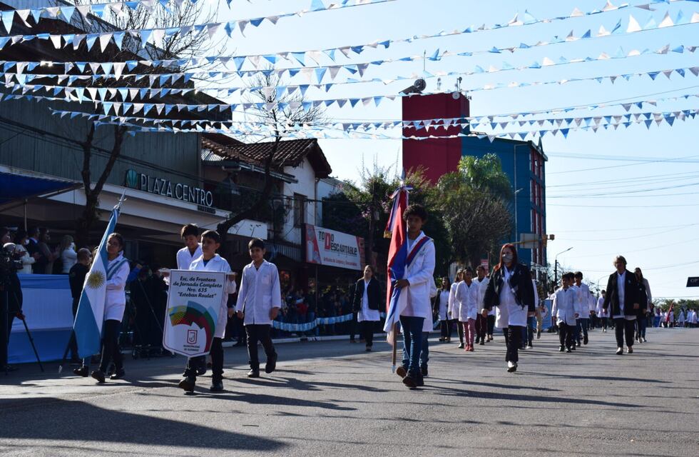 Se realizó el acto central y desfile cívico militar por el 104° aniversario de Eldorado