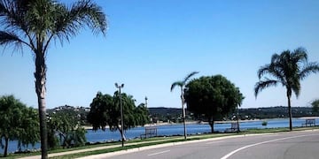 Costanera de Carlos Paz, un día soleado de primavera (2020).