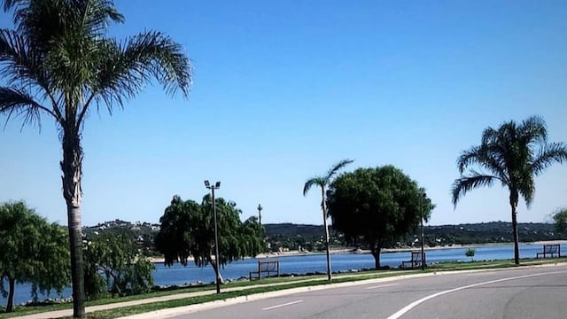 Costanera de Carlos Paz, un día soleado de primavera (2020).