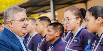 El mandatario compartió una jornada de acampada con alumnos de segundo año en la Escuela de Suboficiales y Agentes.
