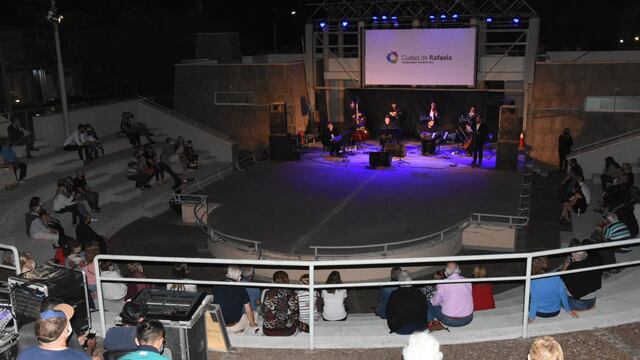La Orquesta Municipal de Tango en el Anfiteatro abrió los recitales del "Verano Acá"