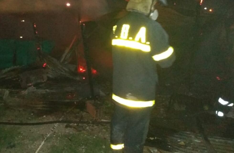Una precaria vivienda en Maldonado fue destruida por el fuego