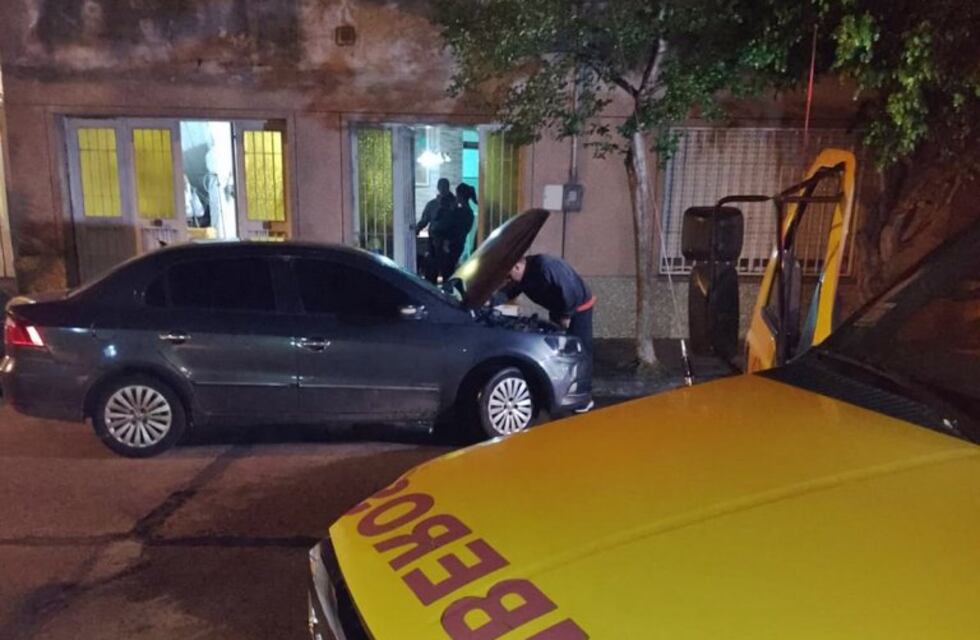 Un auto se prendió fuego en la calle: debieron intervenir los Bomberos