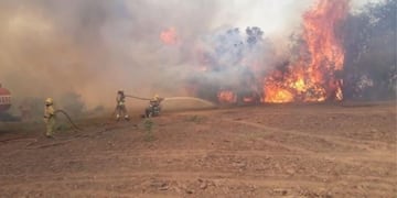 Bomberos combatiendo las llamas en la zona de Ambul.