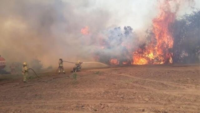 Bomberos combatiendo las llamas en la zona de Ambul.