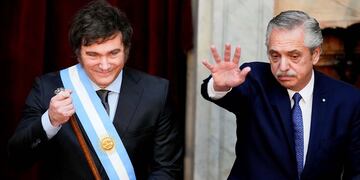 Javier Milei y Alberto Fernández. (AP)