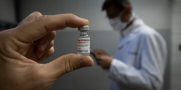 Vacuna rusa Sputnik V
El personal de salud del Hospital Central de la provincia de Mendoza ya se está vacunando con la segunda dosis de la vacuna Sputnik V  
Foto: Ignacio Blanco / Los Andes