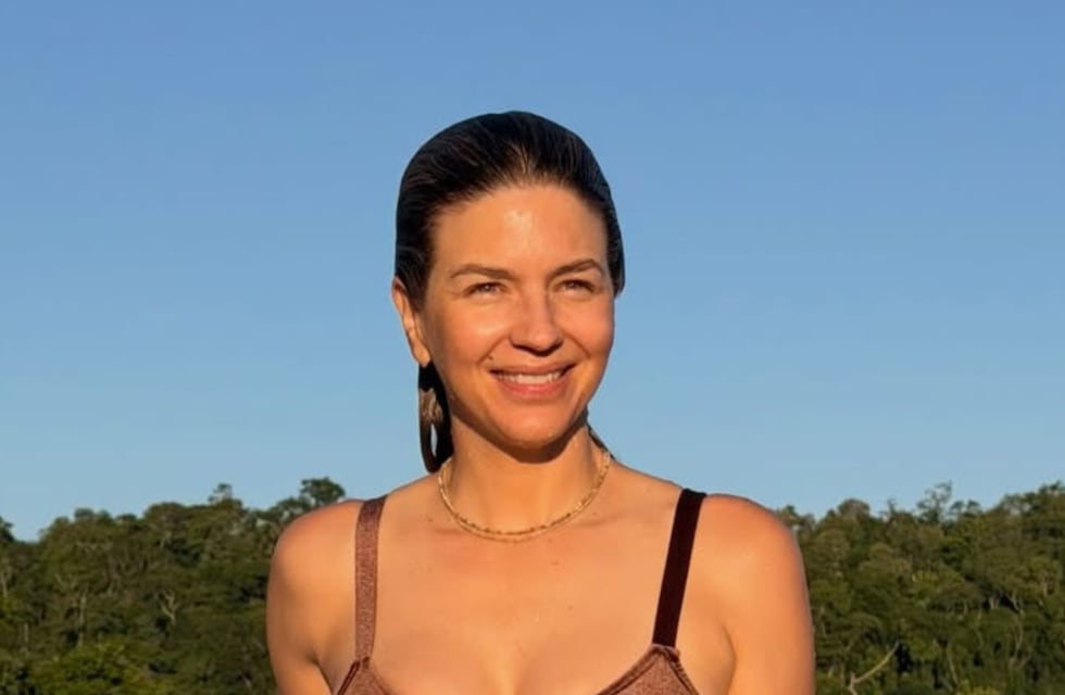 Desde las Cataratas del Iguazú, Marcela Kloosterboer dio cátedra de estilo con la bikini y el accesorio tendencia del verano