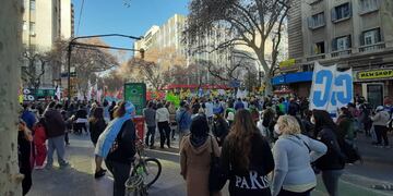 Son más de 3 mil los mendocinos que marchan reclamando un aumento salarial para los profesionales de la salud.