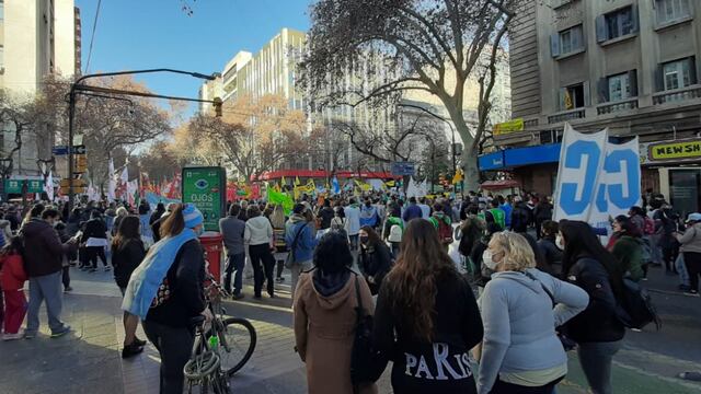Son más de 3 mil los mendocinos que marchan reclamando un aumento salarial para los profesionales de la salud.