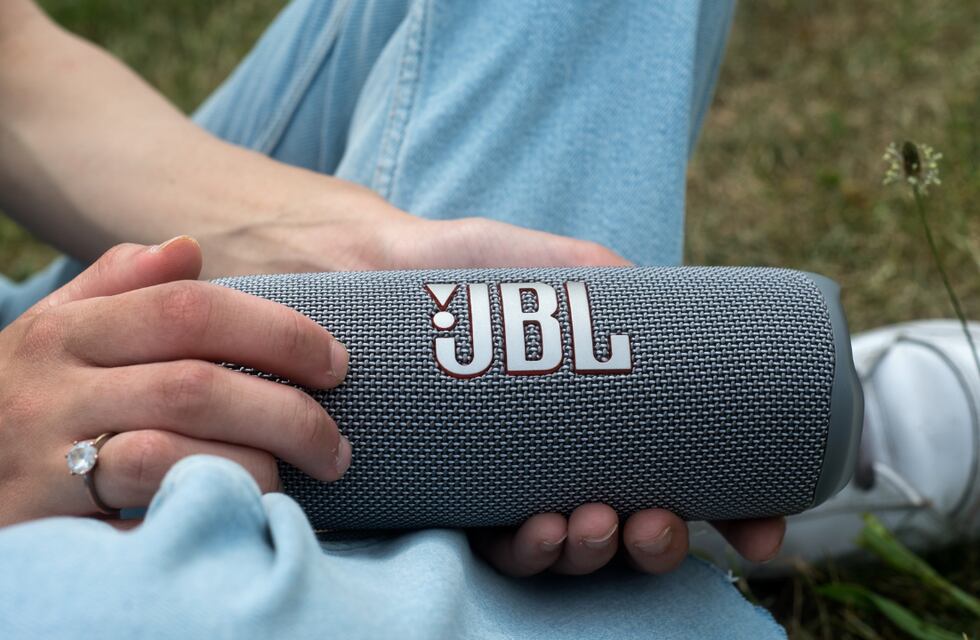 ¿Conviene comprar en Chile?: esto es lo que vale un parlante JBL