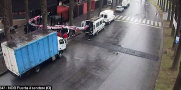 La barra brava retiró el telón blanco de la cancha el día después del evento.