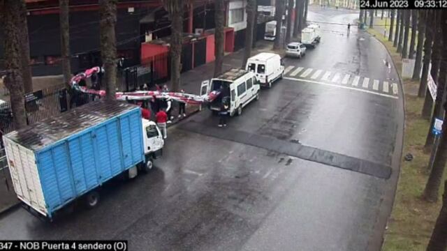 La barra brava retiró el telón blanco de la cancha el día después del evento.
