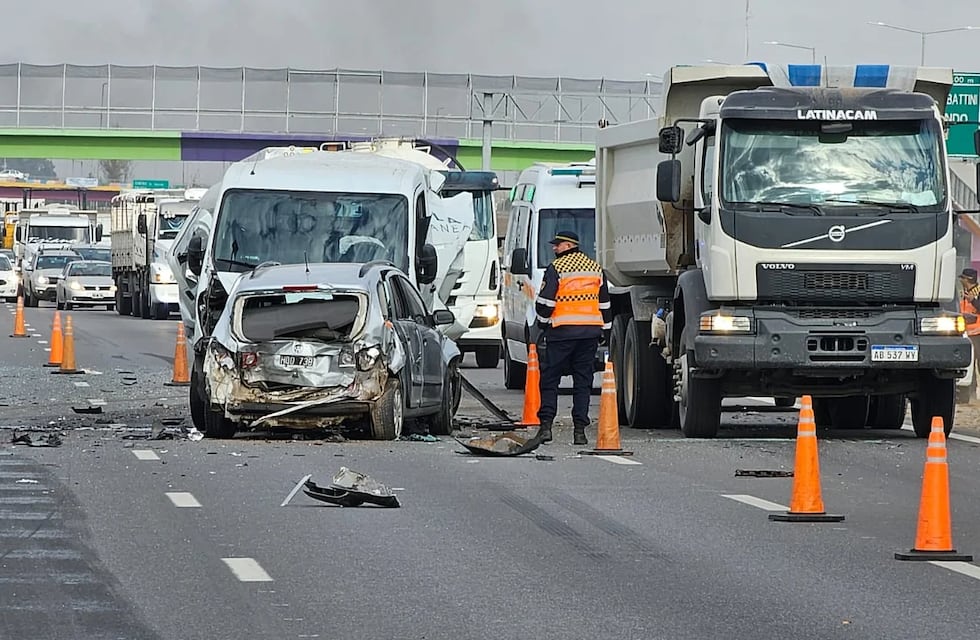 Siniestro vial en Córdoba: un camión impactó contra tres autos en Avenida Circunvalación