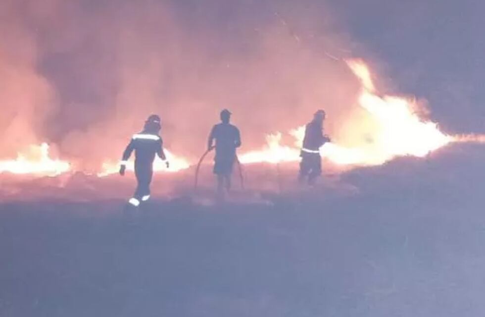 Bomberos voluntarios de Andresito pasaron Noche buena y Navidad combatiendo incendios de grandes magnitudes