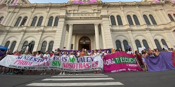 Mas de 15 mil mujeres participaron de la marcha por el 8M en Paraná.