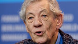ARCHIVO - El actor Sir Ian McKellen habla durante la conferencia de prensa de la película "Mr. Holmes" en el Festival de Cine de Berlín 2015 en Berlín, Alemania, el 8 de febrero de 2015. McKellen fue hospitalizado el lunes 17 de junio de 2024, después de caer un escenario de Londres durante una escena de pelea en una obra de teatro. El actor de 85 años conocido por interpretar a Gandalf en las películas de "Lord of The Rings" ("El Señor de los Anillos") y por sus numerosos papeles teatrales interpretaba a John Falstaff en una producción de "Player Kings" en el Teatro Noel Coward. (Foto AP/Michael Sohn, archivo)