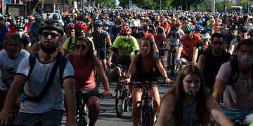 Un grupo de ciclistas hicieron un recorrido desde el Obelisco hasta los Bosques de Palermo para homenajear a Marcela Bimonte