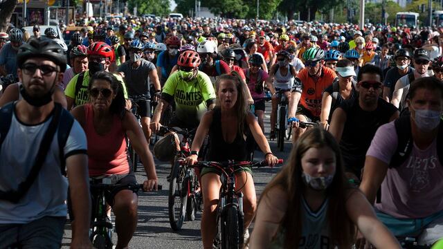 Un grupo de ciclistas hicieron un recorrido desde el Obelisco hasta los Bosques de Palermo para homenajear a Marcela Bimonte