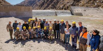 El gobernador Raúl Jalil supervisa los avances de la obra que revolucionará la producción agrícola y vitivinícola de la región.
