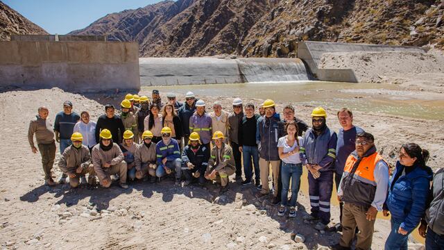 El gobernador Raúl Jalil supervisa los avances de la obra que revolucionará la producción agrícola y vitivinícola de la región.