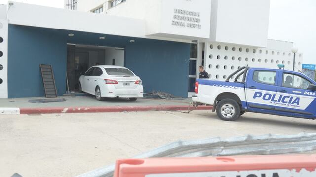 Un auto impactó contra una comisaría, en avenida Cárcano (José Hernández / La Voz).