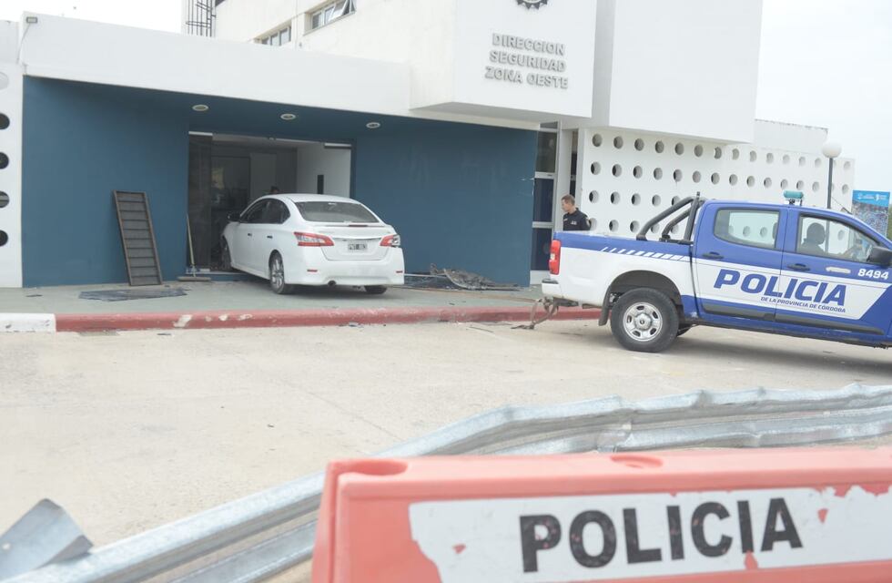 Córdoba, como en las películas: un auto se despistó y terminó estampado contra una comisaría