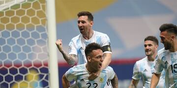 Lautaro Martinez festeja el primer gol de Argentina que enfrenta a Colombia, en la semifinal de la Copa América de Brasil 2021 en el estadio Mané Garrincha, de Brasilia, buscando la final del certamen a la que ya se clasificó el seleccionado local.