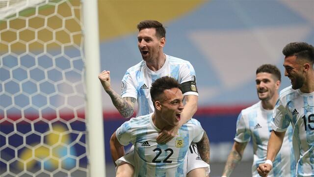 Lautaro Martinez festeja el primer gol de Argentina que enfrenta a Colombia, en la semifinal de la Copa América de Brasil 2021 en el estadio Mané Garrincha, de Brasilia, buscando la final del certamen a la que ya se clasificó el seleccionado local.