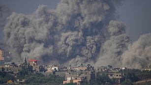 El humo se eleva tras un ataque aéreo israelí en la Franja de Gaza, visto desde el sur de Israel.
