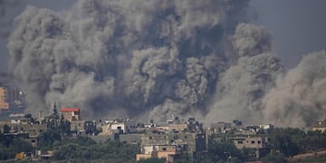El humo se eleva tras un ataque aéreo israelí en la Franja de Gaza, visto desde el sur de Israel. (AP)