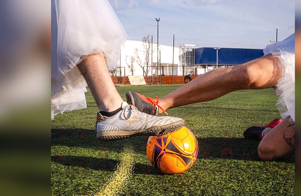 Vestidos, torta y vals: un predio de fútbol de La Plata festejó sus 15 años de la manera más curiosa