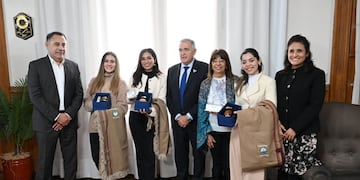 Viajarán a capacitarse como asistentes de idioma por nueve meses. Docentes, funcionarias y becarias destacaron la apuesta por el inglés desde primer grado.