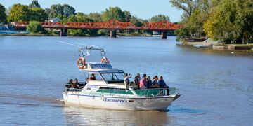 Turistas pasean en el Río Gualeguaychú