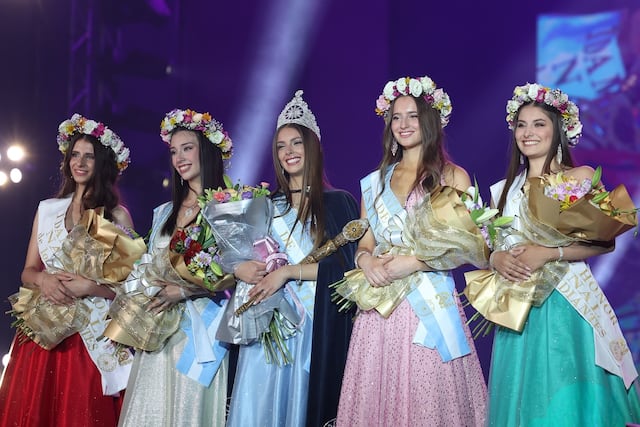 Sofía Masino, de CABA (al centro), fue elegida representante nacional del estudiantado de nivel secundario por el año 2025, en la noche del viernes último en San Salvador de Jujuy.