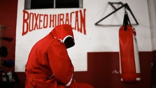 La presentación de Huracán para el cordobés Wanchope Ábila, a lo Bonavena (Captura).