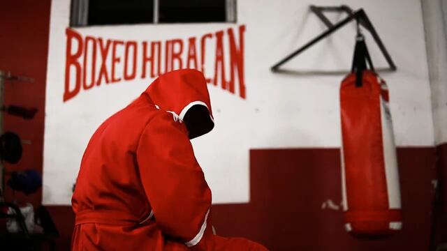La presentación de Huracán para el cordobés Wanchope Ábila, a lo Bonavena (Captura).