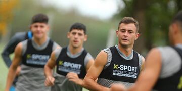 Con decisión, Santiago Longo se ganó un lugar en los dos últimos partidos en Belgrano. Va al frente, como en el ping pong (Prensa Belgrano).