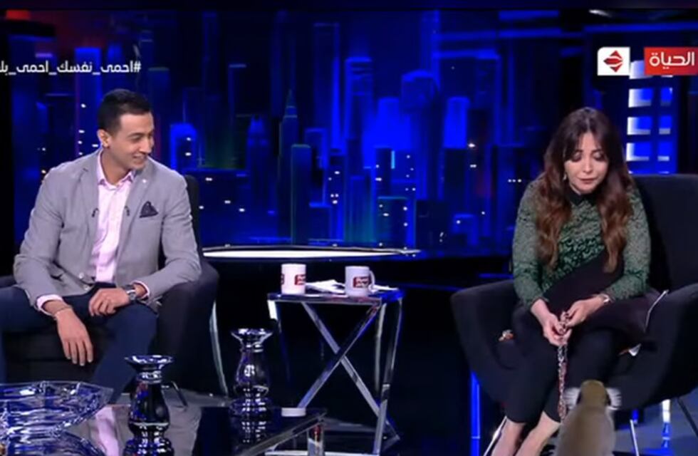 Un mono ataca a una presentadora de televisión en vivo y la grabación se volvió viral